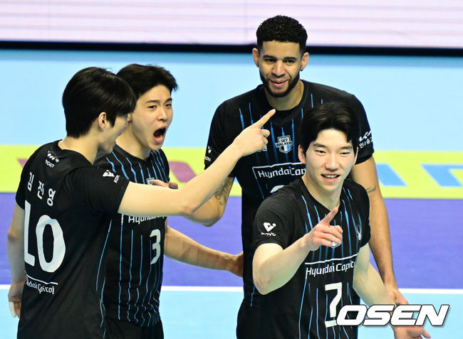 [OSEN=인천, 지형준 기자] 2일 인천 계양체육관에서 진에어 2025~2026 V리그 남자부 챔피언결정 1차전이 열렸다.양팀은 2시즌 연속 챔피언결정전에서 만났다. 대한항공은 정규리그 1위, 현대캐피탈은 2위로 우리카드를 플레이오프에서 꺾고 올라왔다. 3세트 현대캐피탈 허수봉이 득점에 기뻐하고 있다. 2026.04.02&nbsp;/ jpnews@osen.co.kr