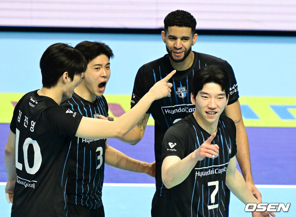 2일 인천 계양체육관에서 진에어 2025~2026 V리그 남자부 챔피언결정 1차전이 열렸다.양팀은 2시즌 연속 챔피언결정전에서 만났다. 대한항공은 정규리그 1위, 현대캐피탈은 2위로 우리카드를 플레이오프에서 꺾고 올라왔다. 3세트 현대캐피탈 허수봉이 득점에 기뻐하고 있다. 2026.04.02 / jpnews@osen.co.kr