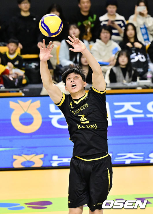 [OSEN=의정부, 박준형 기자] 29일 오후 경기도 의정부 경민대학교 실내체육관에서 '진에어 2025~2026시즌 V리그' 남자부 KB손해보험과 현대캐피탈의 경기가 진행됐다.KB손해보험은 10경기 6승으로 승점 19점 2위를 지키는 중이고, 현대캐피탈은 한 경기 덜 치른 가운데 승점 16점 5승으로 바짝 추격 중이다.  2세트 KB손해보험 황택의가 토스를 올리고 있다.  2025.11.29 / soul1014@osen.co.kr