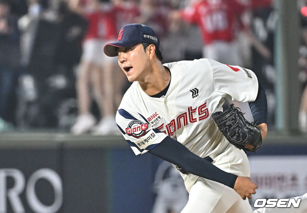 3일 부산 사직야구장에서 2026 신한 SOL KBO 리그 롯데 자이언츠와 SSG 랜더스의 경기가 열렸다. 홈팀 롯데는 로드리게스가, 방문팀 SSG는 화이트가 선발 출전했다.롯데 자이언츠 윤성빈이 역투하고 있다. 2026.04.03 / foto0307@osen.co.kr