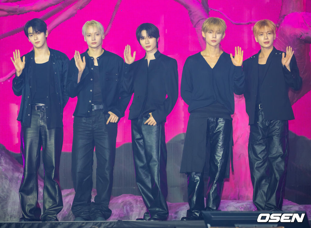 13일 오후 서울 성북구 고려대학교 화정체육관에서 투모로우바이투게더(TXT) 미니 8집 미디어 쇼케이스 열렸다. 투모로우바이투게더(수빈, 연준, 범규, 태현, 휴닝카이)는 13일 오후 6시 미니 8집 '7TH YEAR: 가시덤불에 잠시 바람이 멈췄을 때'를 선보인다. 투모로우바이투게더가 단상 위에서 포즈를 취하고 있다. 2026.04.12 / rumi@osen.co.kr