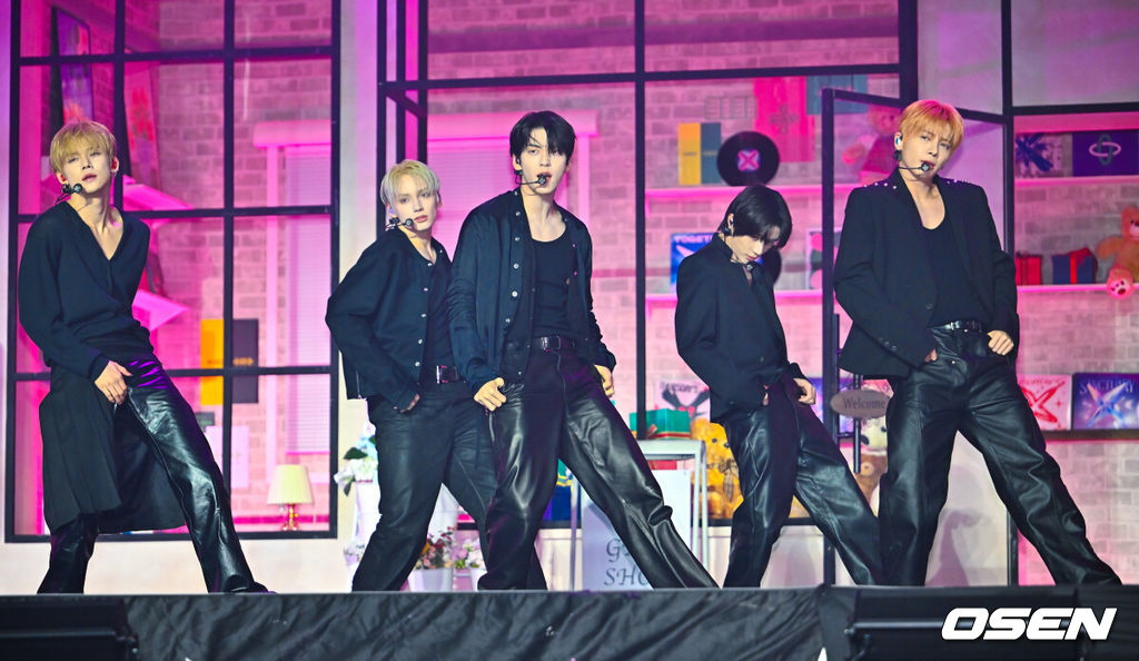 13일 오후 서울 성북구 고려대학교 화정체육관에서 투모로우바이투게더(TXT) 미니 8집 미디어 쇼케이스 열렸다. 투모로우바이투게더(수빈, 연준, 범규, 태현, 휴닝카이)는 13일 오후 6시 미니 8집 '7TH YEAR: 가시덤불에 잠시 바람이 멈췄을 때'를 선보인다. 투모로우바이투게더가 화려한 무대를 선보이고 있다. 2026.04.12 / rumi@osen.co.kr