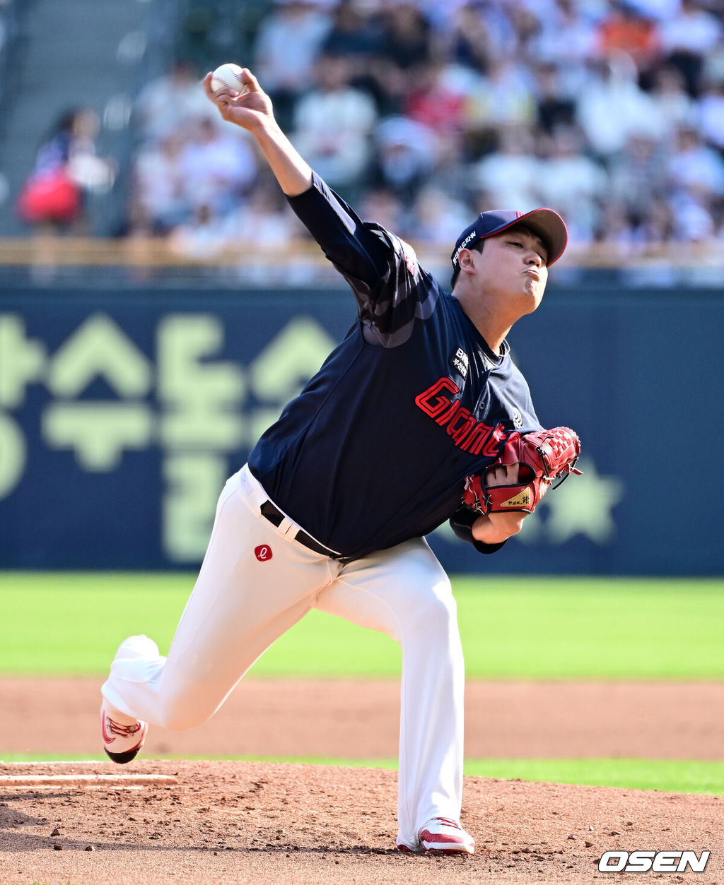 6일 오후 서울 잠실구장에서 ‘2025 신한 SOL Bank KBO리그’ 두산 베어스와 롯데 자이언츠의 경기가 열렸다.이날 두산은 잭로그, 롯데는 나균안을 선발로 내세웠다.1회말 롯데 나균안이 역투하고 있다. 2025.06.06 /jpnews@osen.co.kr