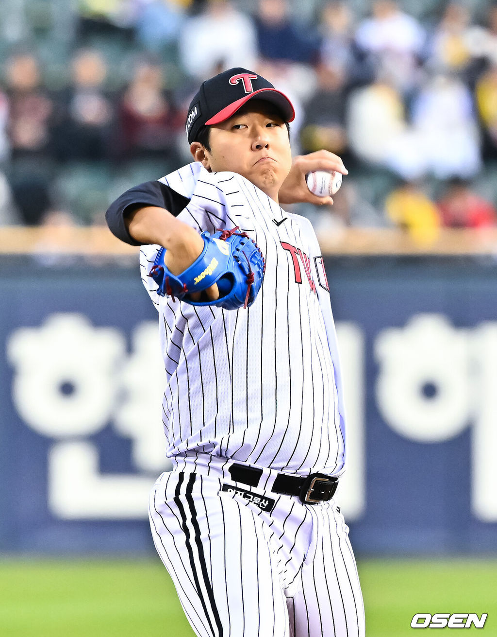 1일 서울 잠실야구장에서 2026 신한 SOL KBO리그 LG 트윈스와 KIA 타이거즈의 경기가 열렸다. 이날 LG는 송승기를, KIA는 양현종을 선발로 내세웠다.1회초 LG 선발투수 송승기가 역투하고 있다.  2026.04.01 / soul1014@osen.co.kr