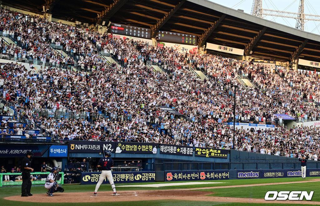 6일 오후 서울 잠실구장에서 ‘2025 신한 SOL Bank KBO리그’ 두산 베어스와 롯데 자이언츠의 경기가 열렸다.이날 두산은 잭로그, 롯데는 나균안을 선발로 내세웠다.역대 최소경기 500만 관중을 돌파하며 흥행 열기를 이어가고 있는 KBO리그. 현충일 연휴 시작부터 올 시즌 3번째, 5개 구장 기준 역대 8번째 전구장 매진 기록이 완성됐다.매진을 기록한 잠실야구장의 모습. 2025.06.06 /jpnews@osen.co.kr