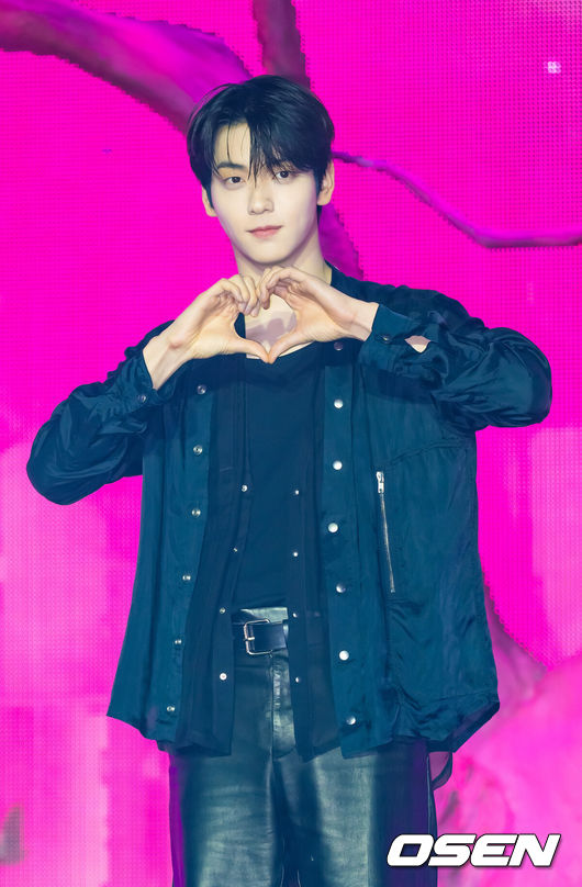 [OSEN=민경훈 기자] 13일 오후 서울 성북구 고려대학교 화정체육관에서 투모로우바이투게더(TXT) 미니 8집 미디어 쇼케이스 열렸다. 투모로우바이투게더(수빈, 연준, 범규, 태현, 휴닝카이)는 13일 오후 6시 미니 8집 '7TH YEAR: 가시덤불에 잠시 바람이 멈췄을 때'를 선보인다. 투모로우바이투게더 수빈이 단상 위에서 포즈를 취하고 있다. 2026.04.12 / rumi@osen.co.kr