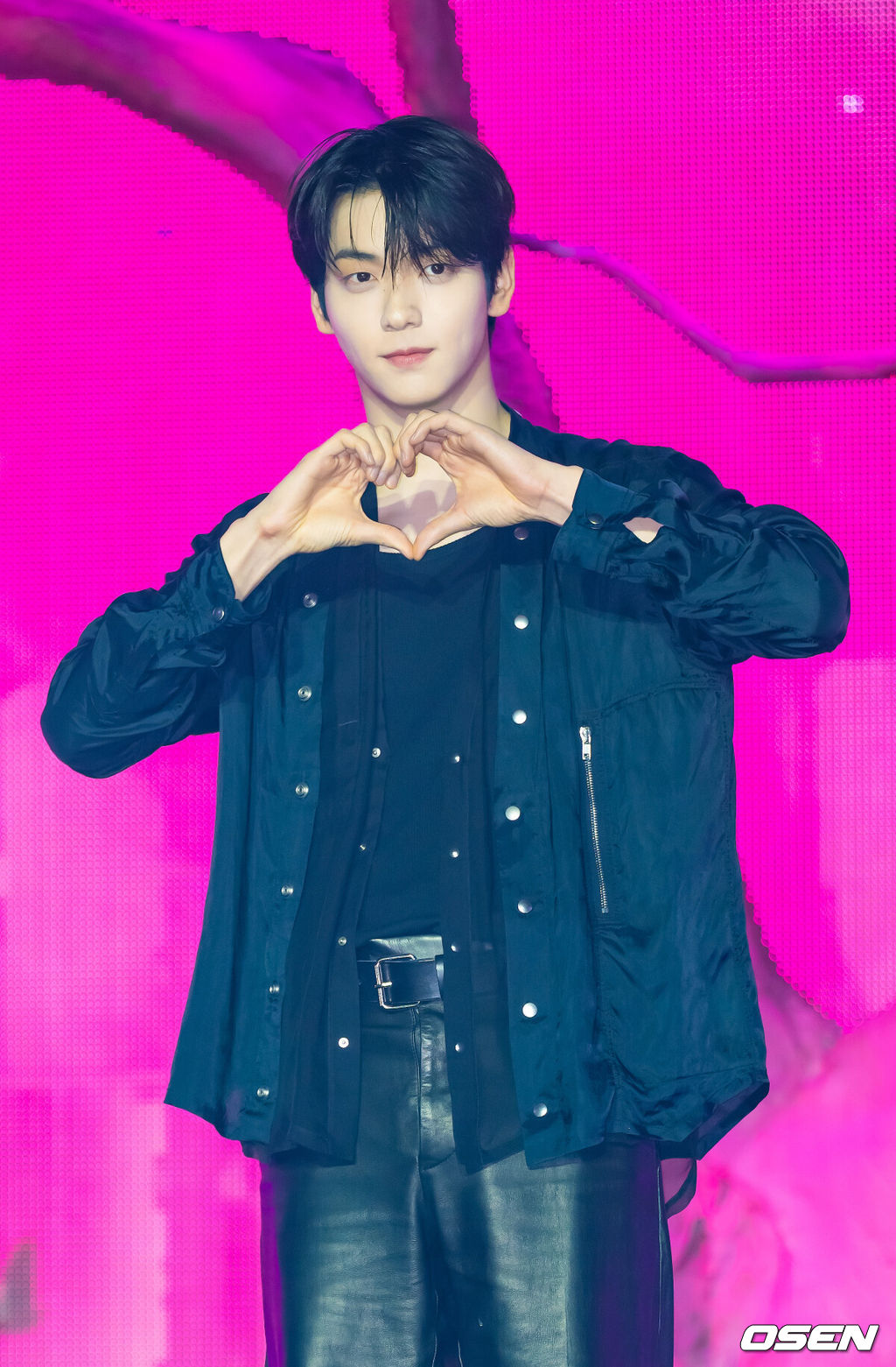 13일 오후 서울 성북구 고려대학교 화정체육관에서 투모로우바이투게더(TXT) 미니 8집 미디어 쇼케이스 열렸다. 투모로우바이투게더(수빈, 연준, 범규, 태현, 휴닝카이)는 13일 오후 6시 미니 8집 '7TH YEAR: 가시덤불에 잠시 바람이 멈췄을 때'를 선보인다. 투모로우바이투게더 수빈이 단상 위에서 포즈를 취하고 있다. 2026.04.12 / rumi@osen.co.kr