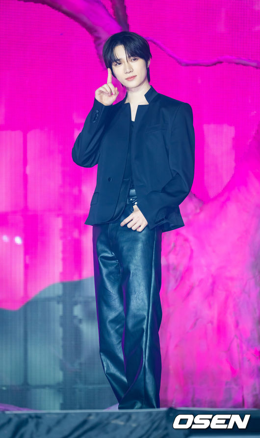 [OSEN=민경훈 기자] 13일 오후 서울 성북구 고려대학교 화정체육관에서 투모로우바이투게더(TXT) 미니 8집 미디어 쇼케이스 열렸다. 투모로우바이투게더(수빈, 연준, 범규, 태현, 휴닝카이)는 13일 오후 6시 미니 8집 '7TH YEAR: 가시덤불에 잠시 바람이 멈췄을 때'를 선보인다. 투모로우바이투게더 범규가 단상 위에서 포즈를 취하고 있다. 2026.04.12 / rumi@osen.co.kr