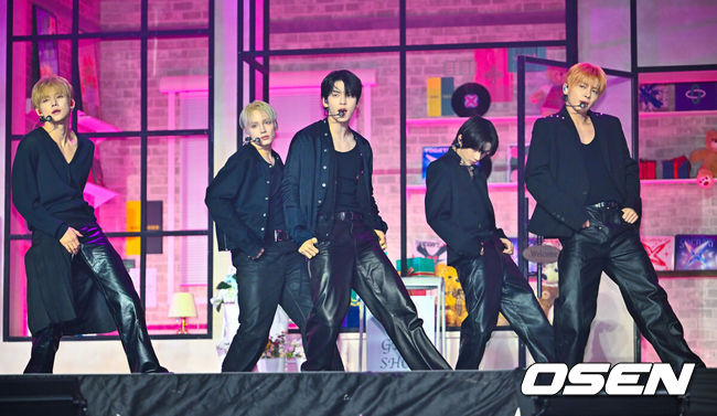 [OSEN=민경훈 기자] 13일 오후 서울 성북구 고려대학교 화정체육관에서 투모로우바이투게더(TXT) 미니 8집 미디어 쇼케이스 열렸다. 투모로우바이투게더(수빈, 연준, 범규, 태현, 휴닝카이)는 13일 오후 6시 미니 8집 '7TH YEAR: 가시덤불에 잠시 바람이 멈췄을 때'를 선보인다. 투모로우바이투게더가 화려한 무대를 선보이고 있다. 2026.04.12 / rumi@osen.co.kr