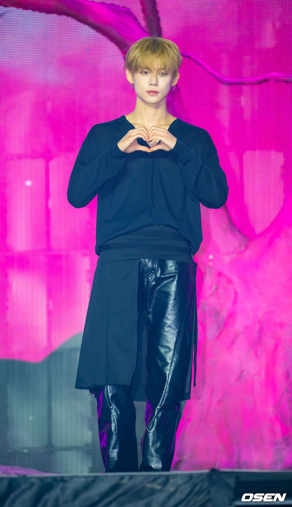 13일 오후 서울 성북구 고려대학교 화정체육관에서 투모로우바이투게더(TXT) 미니 8집 미디어 쇼케이스 열렸다. 투모로우바이투게더(수빈, 연준, 범규, 태현, 휴닝카이)는 13일 오후 6시 미니 8집 '7TH YEAR: 가시덤불에 잠시 바람이 멈췄을 때'를 선보인다. 투모로우바이투게더 연준이 단상 위에서 포즈를 취하고 있다. 2026.04.12 / rumi@osen.co.kr