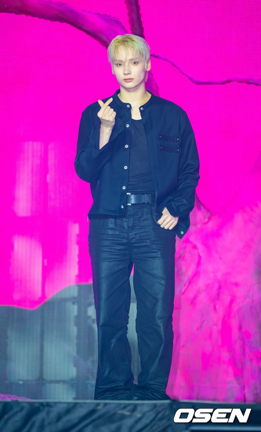 [OSEN=민경훈 기자] 13일 오후 서울 성북구 고려대학교 화정체육관에서 투모로우바이투게더(TXT) 미니 8집 미디어 쇼케이스 열렸다. 투모로우바이투게더(수빈, 연준, 범규, 태현, 휴닝카이)는 13일 오후 6시 미니 8집 '7TH YEAR: 가시덤불에 잠시 바람이 멈췄을 때'를 선보인다. 투모로우바이투게더 휴닝카이가 단상 위에서 포즈를 취하고 있다. 2026.04.12 / rumi@osen.co.kr