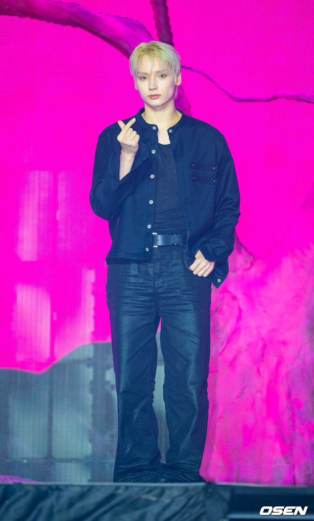 13일 오후 서울 성북구 고려대학교 화정체육관에서 투모로우바이투게더(TXT) 미니 8집 미디어 쇼케이스 열렸다. 투모로우바이투게더(수빈, 연준, 범규, 태현, 휴닝카이)는 13일 오후 6시 미니 8집 '7TH YEAR: 가시덤불에 잠시 바람이 멈췄을 때'를 선보인다. 투모로우바이투게더 휴닝카이가 단상 위에서 포즈를 취하고 있다. 2026.04.12 / rumi@osen.co.kr