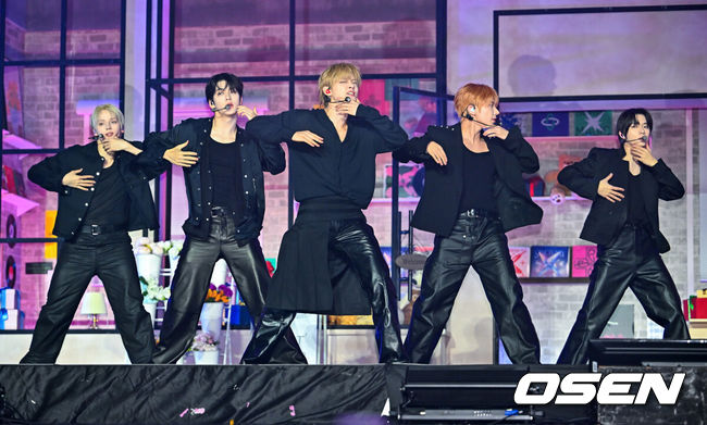 [OSEN=민경훈 기자] 13일 오후 서울 성북구 고려대학교 화정체육관에서 투모로우바이투게더(TXT) 미니 8집 미디어 쇼케이스 열렸다. 투모로우바이투게더(수빈, 연준, 범규, 태현, 휴닝카이)는 13일 오후 6시 미니 8집 '7TH YEAR: 가시덤불에 잠시 바람이 멈췄을 때'를 선보인다. 투모로우바이투게더가 화려한 무대를 선보이고 있다. 2026.04.12 / rumi@osen.co.kr