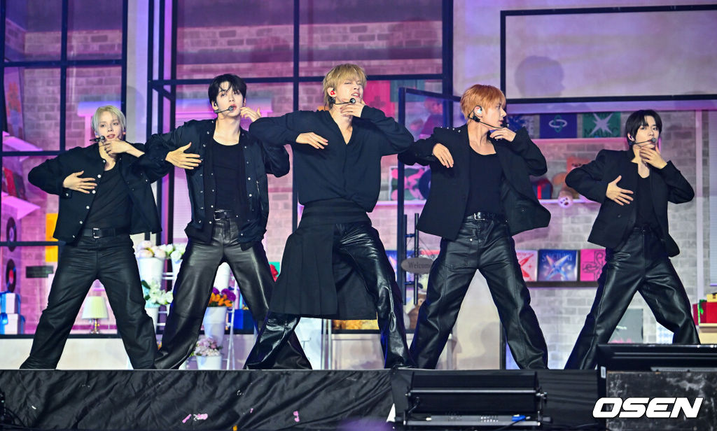 13일 오후 서울 성북구 고려대학교 화정체육관에서 투모로우바이투게더(TXT) 미니 8집 미디어 쇼케이스 열렸다. 투모로우바이투게더(수빈, 연준, 범규, 태현, 휴닝카이)는 13일 오후 6시 미니 8집 '7TH YEAR: 가시덤불에 잠시 바람이 멈췄을 때'를 선보인다. 투모로우바이투게더가 화려한 무대를 선보이고 있다. 2026.04.12 / rumi@osen.co.kr