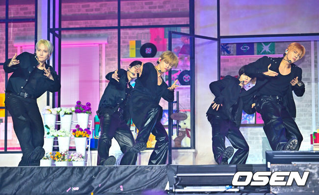 [OSEN=민경훈 기자] 13일 오후 서울 성북구 고려대학교 화정체육관에서 투모로우바이투게더(TXT) 미니 8집 미디어 쇼케이스 열렸다. 투모로우바이투게더(수빈, 연준, 범규, 태현, 휴닝카이)는 13일 오후 6시 미니 8집 '7TH YEAR: 가시덤불에 잠시 바람이 멈췄을 때'를 선보인다. 투모로우바이투게더가 화려한 무대를 선보이고 있다. 2026.04.12 / rumi@osen.co.kr