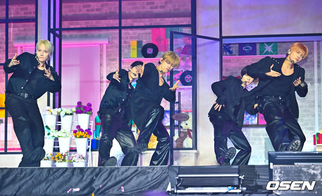 13일 오후 서울 성북구 고려대학교 화정체육관에서 투모로우바이투게더(TXT) 미니 8집 미디어 쇼케이스 열렸다. 투모로우바이투게더(수빈, 연준, 범규, 태현, 휴닝카이)는 13일 오후 6시 미니 8집 '7TH YEAR: 가시덤불에 잠시 바람이 멈췄을 때'를 선보인다. 투모로우바이투게더가 화려한 무대를 선보이고 있다. 2026.04.12 / rumi@osen.co.kr