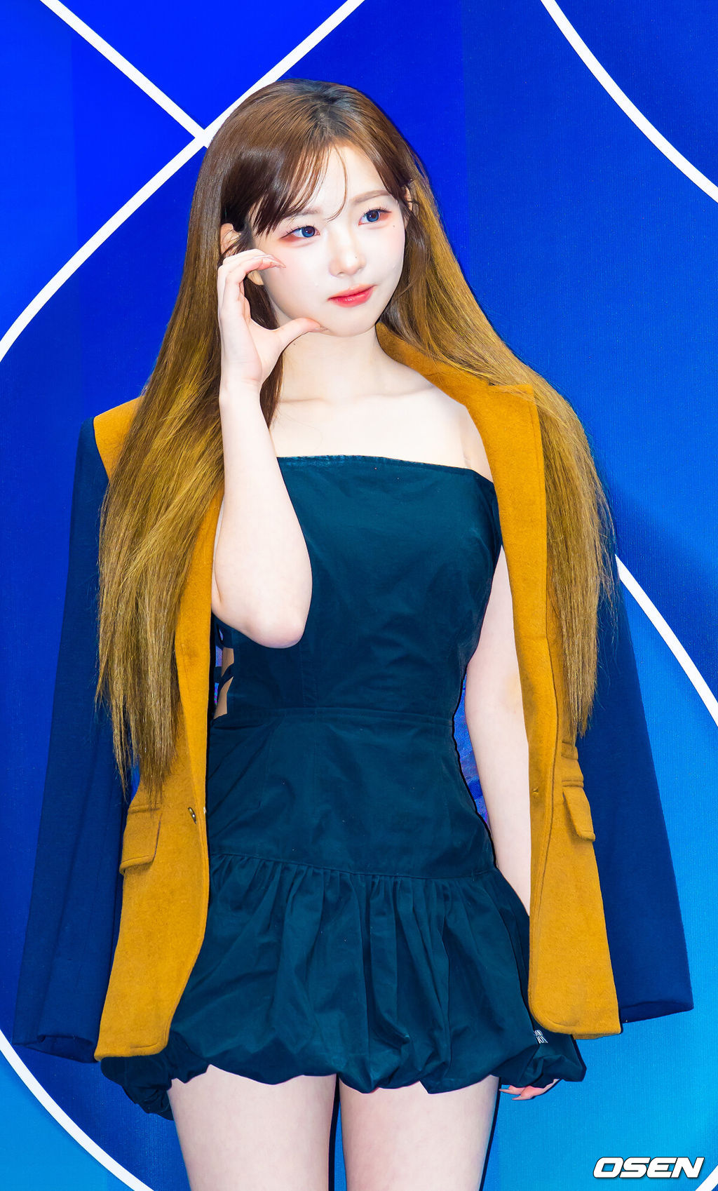 4일 서울 동대문디자인플라자(DDP)에서 '2026 F/W 서울패션위크' 곽현주 컬렉션 패션쇼가 진행됐다.2026 F/W 서울패션위크는 오는 8일까지 DDP를 중심으로 패션쇼(15개 브랜드), 트레이드쇼(92개 브랜드), 서울패션포럼, 시민참여 프로그램 등으로 꾸며진다. 트리플에스 정하연이 포즈를 취하고 있다. 2026.02.04 /rumi@osen.co.kr