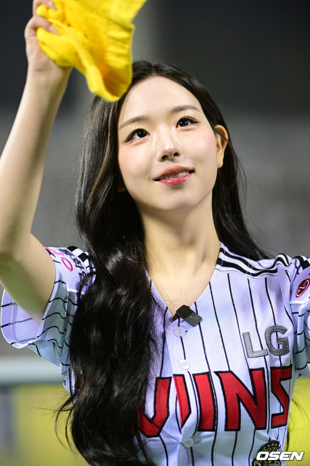 프로야구 LG 트윈스가 KIA 타이거즈에 위닝에 성공했다. LG 2일 잠실구장에서 열린 2026 KBO리그 KIA와 경기에서 2-1로 승리했다. 1승 1패를 주고받고 3연전 마지막 경기에서 승리했다. 이로써 LG는 개막 3연패 이후 2연승을 기록했다. KIA는 1승 4패가 됐다. 트리플에스 김채연이 경기 응원을 하고 있다. 2026.04.02 /cej@osen.co.kr