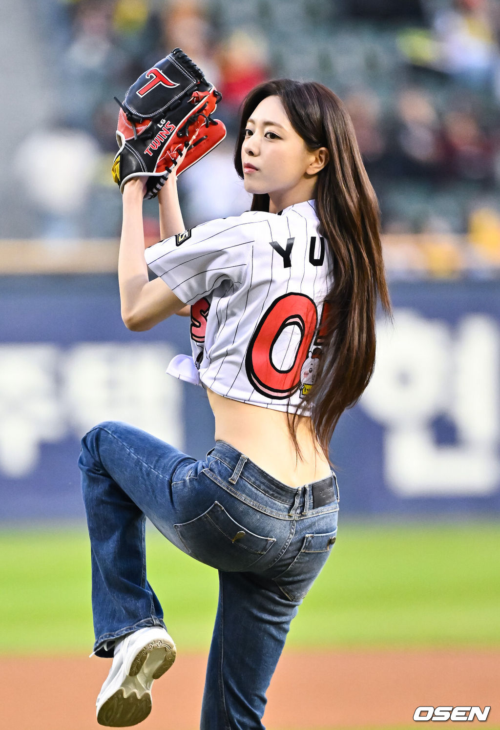 프로야구 LG 트윈스가 KIA 타이거즈를 꺾고 개막 3연패에서 탈출했다. LG는 1일 서울 잠실구장에서 열린 2027 KBO리그 KIA와 시즌 2차전 맞대결에서 7-2로 승리했다. 이로써 LG는 개막 3연패를 끊고 첫 승을 신고했다.경기 앞서 있지 유나가 시구를 하고 있다. 2026.04.01 / soul1014@osen.co.kr