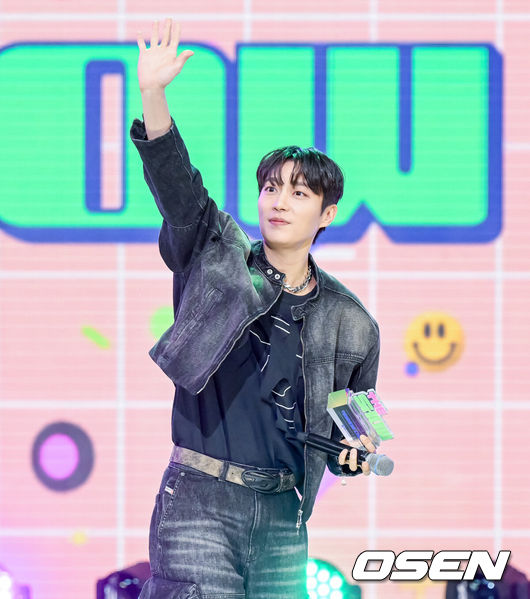 [OSEN=지형준 기자] 19일 오후 서울 상암동 SBS프리즘타워에서 SBS M ‘THE SHOW(더쇼)’ 생방송이 진행됐다.가수 하이라이트 윤두준이 더쇼 초이스에 선정되며 팬들에게 감사 인사를 전하고 있다. 2024.03.19 /jpnews@osen.co.kr