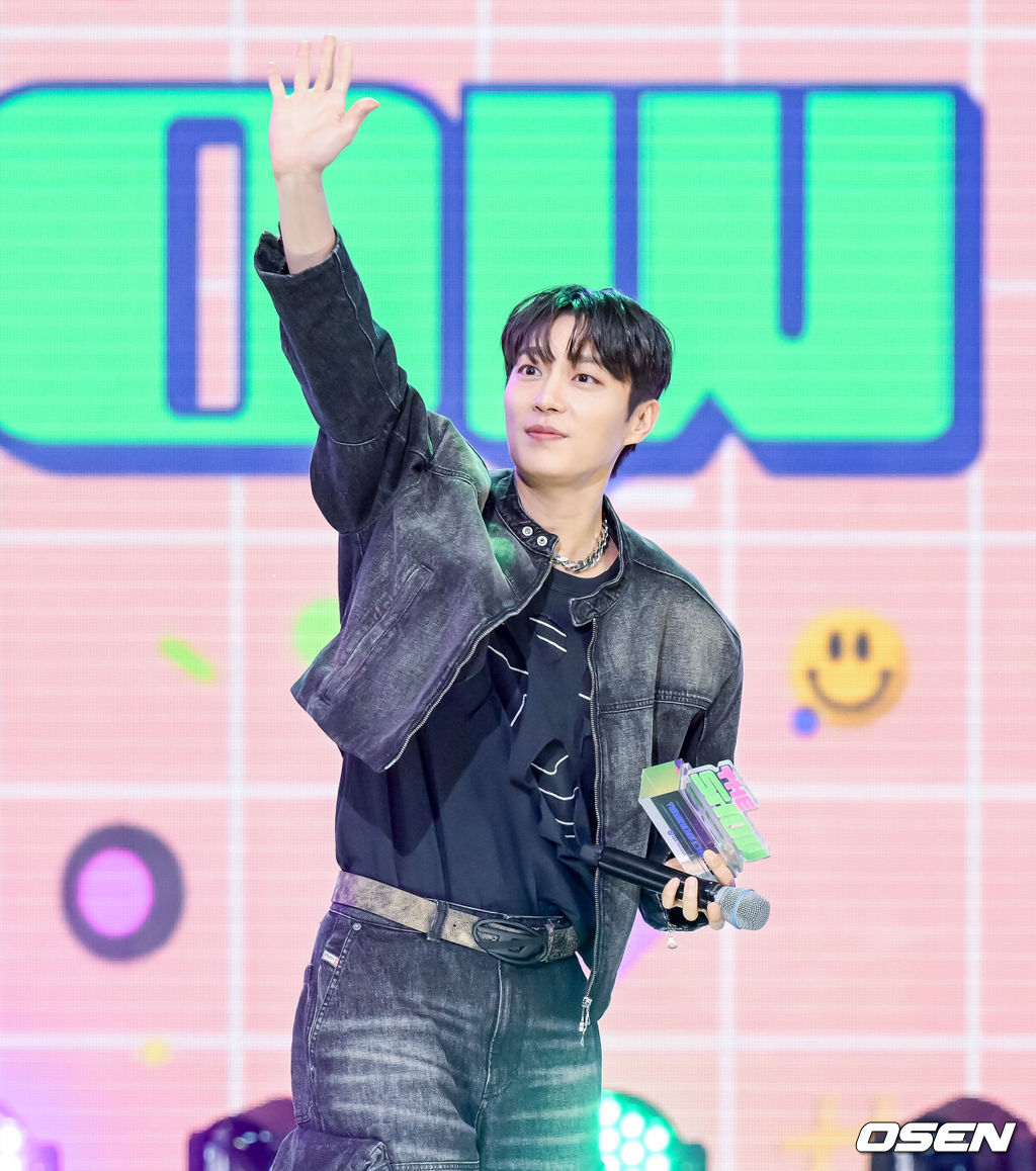 19일 오후 서울 상암동 SBS프리즘타워에서 SBS M ‘THE SHOW(더쇼)’ 생방송이 진행됐다.가수 하이라이트 윤두준이 더쇼 초이스에 선정되며 팬들에게 감사 인사를 전하고 있다. 2024.03.19 /jpnews@osen.co.kr