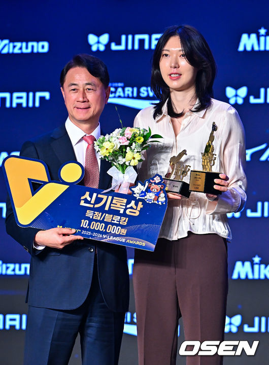 [OSEN=민경훈 기자] 13일 오후 서울 광진구 그랜드 워커힐 호텔 비스타홀에서 ‘진에어 2025-2026 V리그’ 시상식이 열렸다. 현대건설 양효진이 신기록상을 수상하고 있다. 2026.04.12 / rumi@osen.co.kr