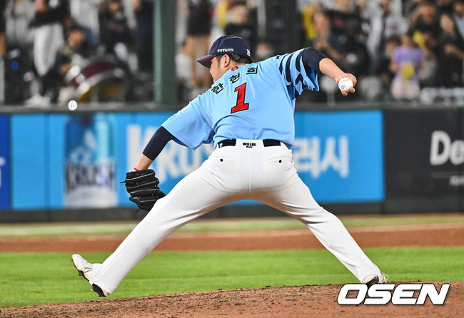 [OSEN=부산, 이석우 기자] 18일 부산 사직야구장에서 2024 신한 SOL 뱅크 KBO 리그 롯데 자이언츠와 LG 트윈스의 경기가 열렸다. 홈팀 롯데는 김진욱이 선발 출전하고 LG는 임찬규가 선발 출전했다.롯데 자이언츠 한현희가 역투하고 있다. 2024.09.18 / foto0307@osen.co.kr