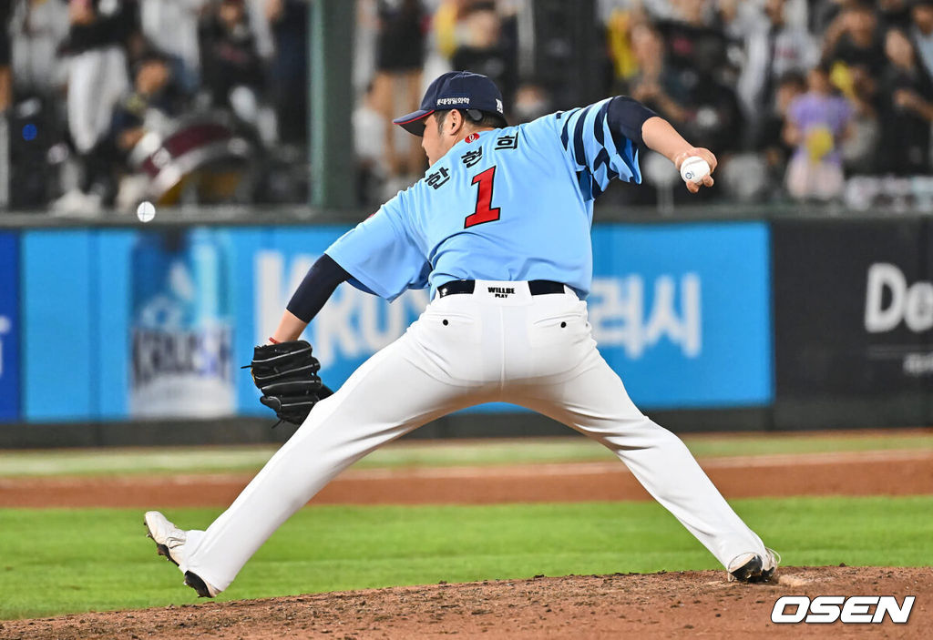 18일 부산 사직야구장에서 2024 신한 SOL 뱅크 KBO 리그 롯데 자이언츠와 LG 트윈스의 경기가 열렸다. 홈팀 롯데는 김진욱이 선발 출전하고 LG는 임찬규가 선발 출전했다.롯데 자이언츠 한현희가 역투하고 있다. 2024.09.18 / foto0307@osen.co.kr