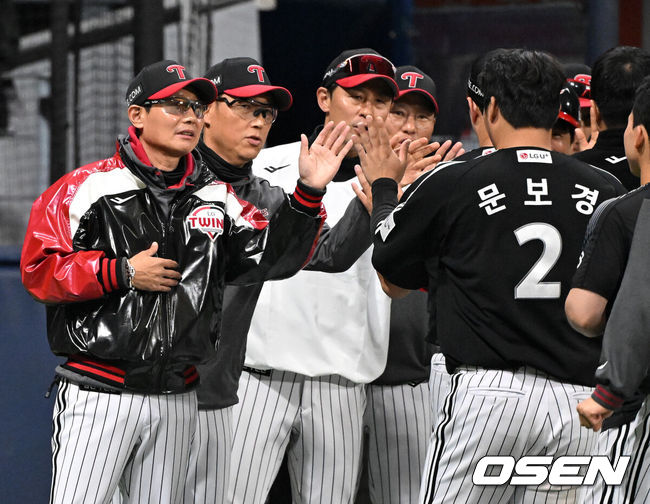 [OSEN=고척, 이대선 기자] 프로야구 LG 트윈스가 키움 히어로즈를 꺾고 위닝시리즈에 성공했다.LG는 5일 서울 고척 스카이돔에서 열린 2026 KBO리그 키움과 경기에서 6-5로 승리했다. LG는 선발 전원 안타 기록을 세우며 승리, 4승4패 승률 5할을 맞췄다. 경기 종료 후 LG 염경엽 감독이 문보경과 승리의 기쁨을 나누고 있다. 2026.04.05 /sunday@osen.co.kr