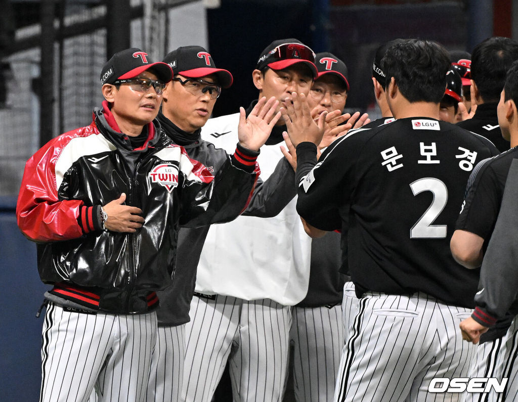 프로야구 LG 트윈스가 키움 히어로즈를 꺾고 위닝시리즈에 성공했다.LG는 5일 서울 고척 스카이돔에서 열린 2026 KBO리그 키움과 경기에서 6-5로 승리했다. LG는 선발 전원 안타 기록을 세우며 승리, 4승4패 승률 5할을 맞췄다. 경기 종료 후 LG 염경엽 감독이 문보경과 승리의 기쁨을 나누고 있다. 2026.04.05 /sunday@osen.co.kr