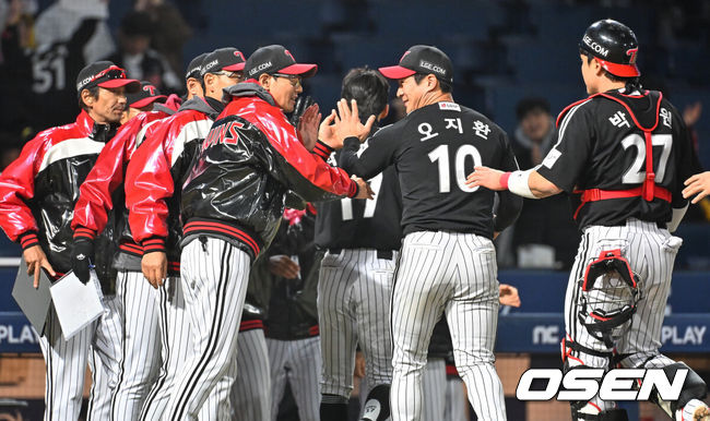 [OSEN=창원, 이석우 기자] 8일 창원NC파크에서 2026 신한 SOL KBO 리그 NC 다이노스와 LG 트윈스의 경기가 열렸다. 홈팀 NC는 신민혁이, 방문팀 LG는 웰스가 선발 출전했다. LG 트윈스 염경엽 감독이 5-4로 승리한 후 오지환과 하이파이브를 하고 있다. 2026.04.08 / foto0307@osen.co.kr