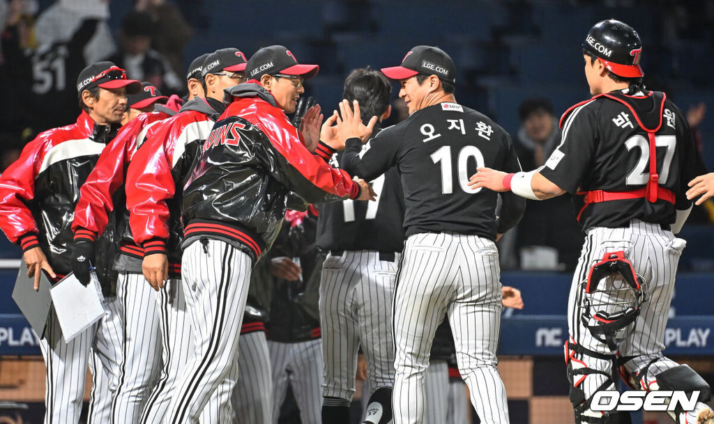 8일 창원NC파크에서 2026 신한 SOL KBO 리그 NC 다이노스와 LG 트윈스의 경기가 열렸다. 홈팀 NC는 신민혁이, 방문팀 LG는 웰스가 선발 출전했다. LG 트윈스 염경엽 감독이 5-4로 승리한 후 오지환과 하이파이브를 하고 있다. 2026.04.08 / foto0307@osen.co.kr