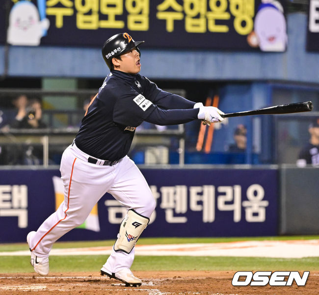 [OSEN=잠실, 박준형 기자] 3일 오후 서울 잠실구장에서 ‘2026 신한은행 SOL Bank KBO리그’ 두산 베어스와 한화 이글스의 경기가 진행됐다.이날 두산은 플렉센을, 한화는 에르난데스를 선발투수로 내세웠다.  4회초 1사 한화 노시환이 2루타를 날리고 있다.    2026.04.02 / soul1014@osen.co.kr