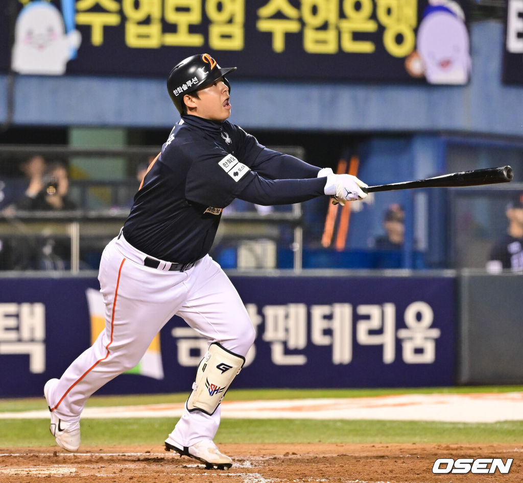 3일 오후 서울 잠실구장에서 ‘2026 신한은행 SOL Bank KBO리그’ 두산 베어스와 한화 이글스의 경기가 진행됐다.이날 두산은 플렉센을, 한화는 에르난데스를 선발투수로 내세웠다. 4회초 1사 한화 노시환이 2루타를 날리고 있다. 2026.04.02 / soul1014@osen.co.kr