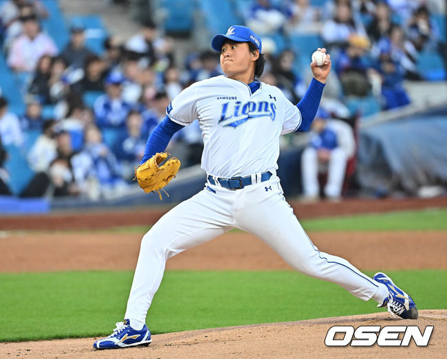 [OSEN=대구, 이석우 기자] 2일 대구삼성라이온즈파크에서 2026 신한 SOL KBO 리그 삼성 라이온즈와 두산 베어스의 경기가 열렸다. 홈팀 삼성은 이승현이, 방문팀 두산은 최민석이 선발 출전했다. 삼성 라이온즈 선발 투수 이승현이 역투하고 있다. 2026.04.02 / foto0307@osen.co.kr