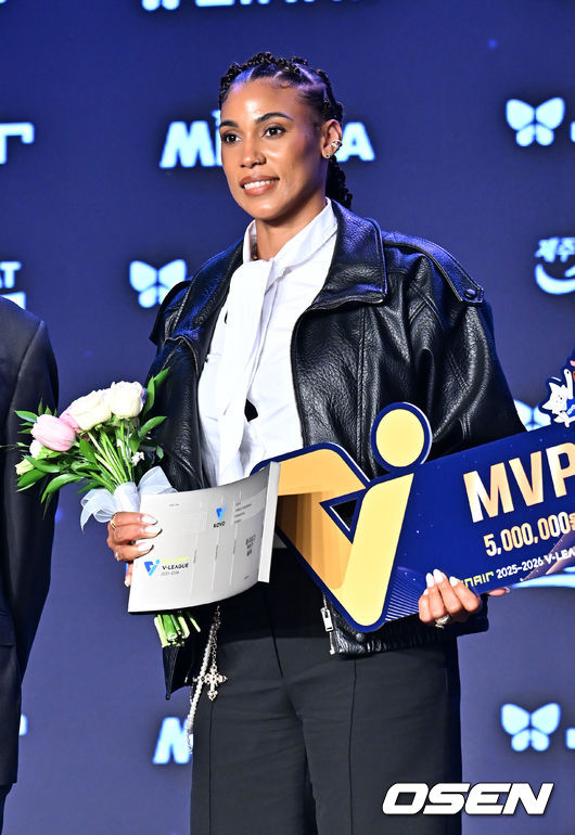 [OSEN=민경훈 기자] 13일 오후 서울 광진구 그랜드 워커힐 호텔 비스타홀에서 ‘진에어 2025-2026 V리그’ 시상식이 열렸다. GS칼텍스 실바가 여자부 정규리그 MVP를 수상하고 있다. 2026.04.12 / rumi@osen.co.kr
