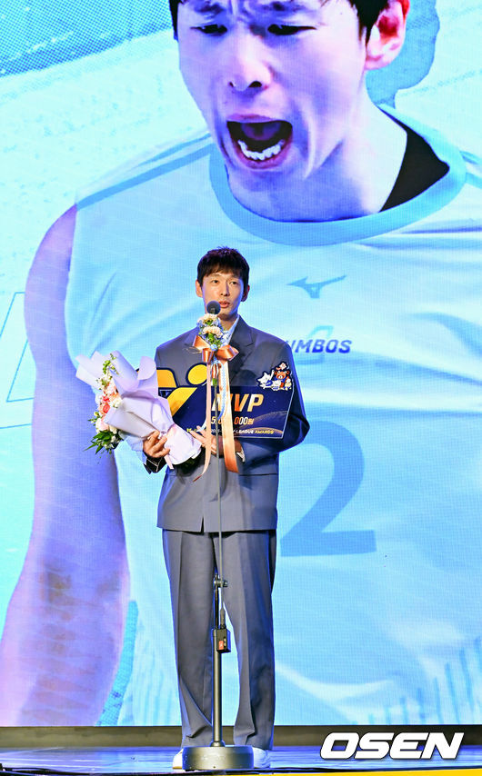 [OSEN=민경훈 기자] 13일 오후 서울 광진구 그랜드 워커힐 호텔 비스타홀에서 ‘진에어 2025-2026 V리그’ 시상식이 열렸다. 대한항공 한선수가 남자부 정규리그 MVP를 수상한 후 수상 소감을 밝히고 있다. 2026.04.12 / rumi@osen.co.kr