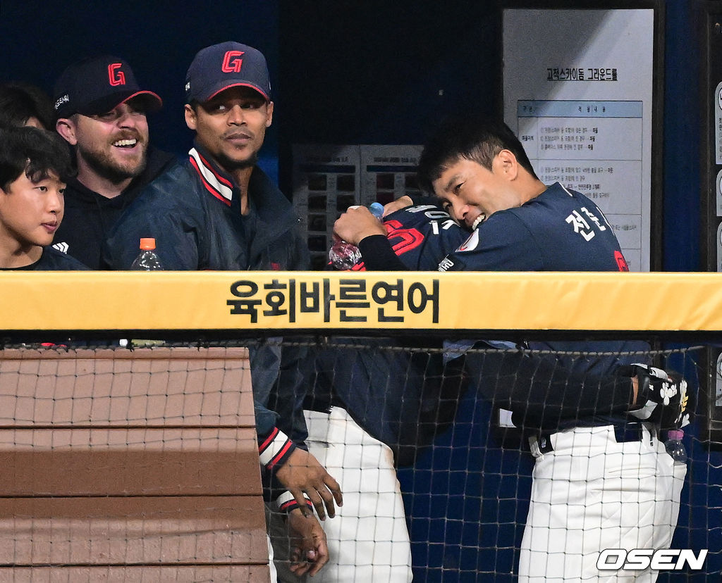 프로야구 롯데 자이언츠가 극적인 역전승을 거두며 3연승을 질주했다. 롯데는 11일 서울 고척스카이돔에서 열린 ‘2026 신한은행 SOL Bank KBO리그’ 키움 히어로즈와의 경기에서 연장 혈투 끝에 3-1 역전승을 거뒀다. 이날 승리로 롯데는 3연승을 질주했고 키움은 3연패에 빠졌다. 연장 10회초 1사 1,3루에서 롯데 레이예스가 한동희의 3루땅볼에 홈에서 키움 김건희의 태그에 앞서 세이프되며 역전에 성공했다. 전준우가 레이예스와 기뻐하고 있다. 2026.04.11 / jpnews@osen.co.kr