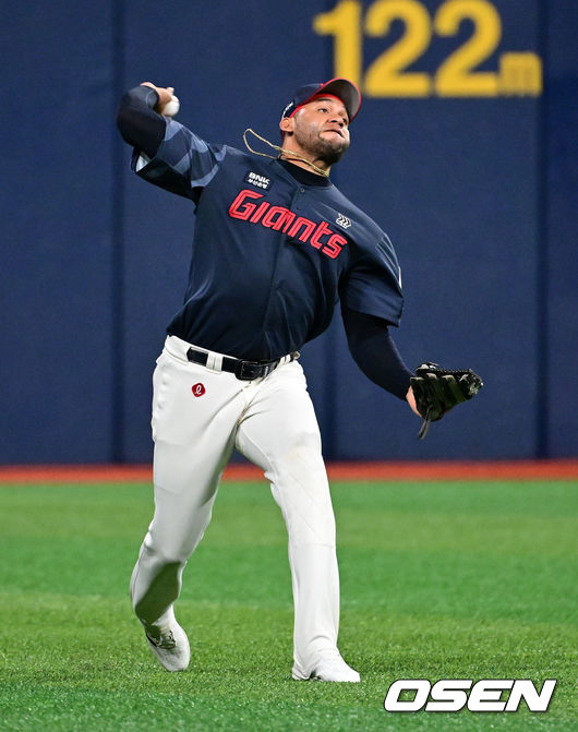 6회말 1사 만루 위기에서 이형종의 좌익수 플라이에 홈보살 기록하는 레이예스.