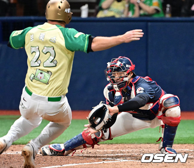 레이예스 송구에 홈에서 손성빈에 태그아웃 당하는 키움 브룩스