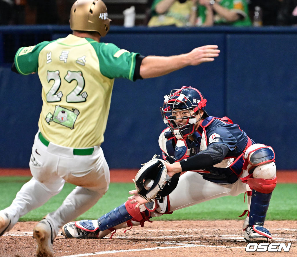 레이예스 송구에 홈에서 손성빈에 태그아웃 당하는 키움 브룩스