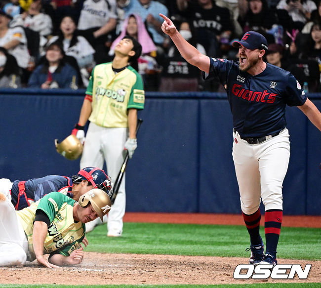 선발 비슬리가 실점 위기에서 구한 레이예스를 향해 기뻐하고 있다.