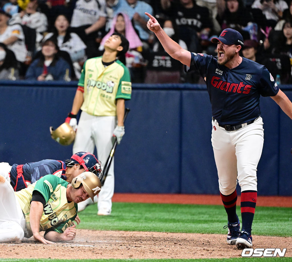 선발 비슬리가 실점 위기에서 구한 레이예스를 향해 기뻐하고 있다.