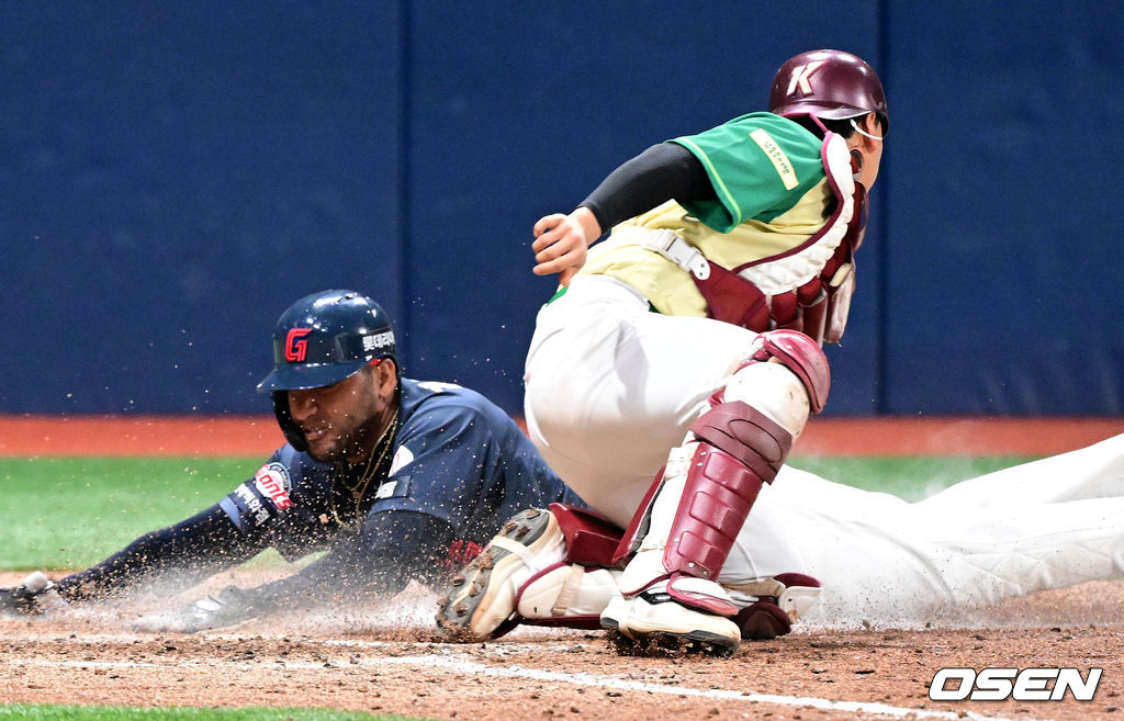 레이예스가 야수 선택을 틈타 혼신의 헤드퍼스트 슬라이딩으로 결승 득점을 올리고 있다.