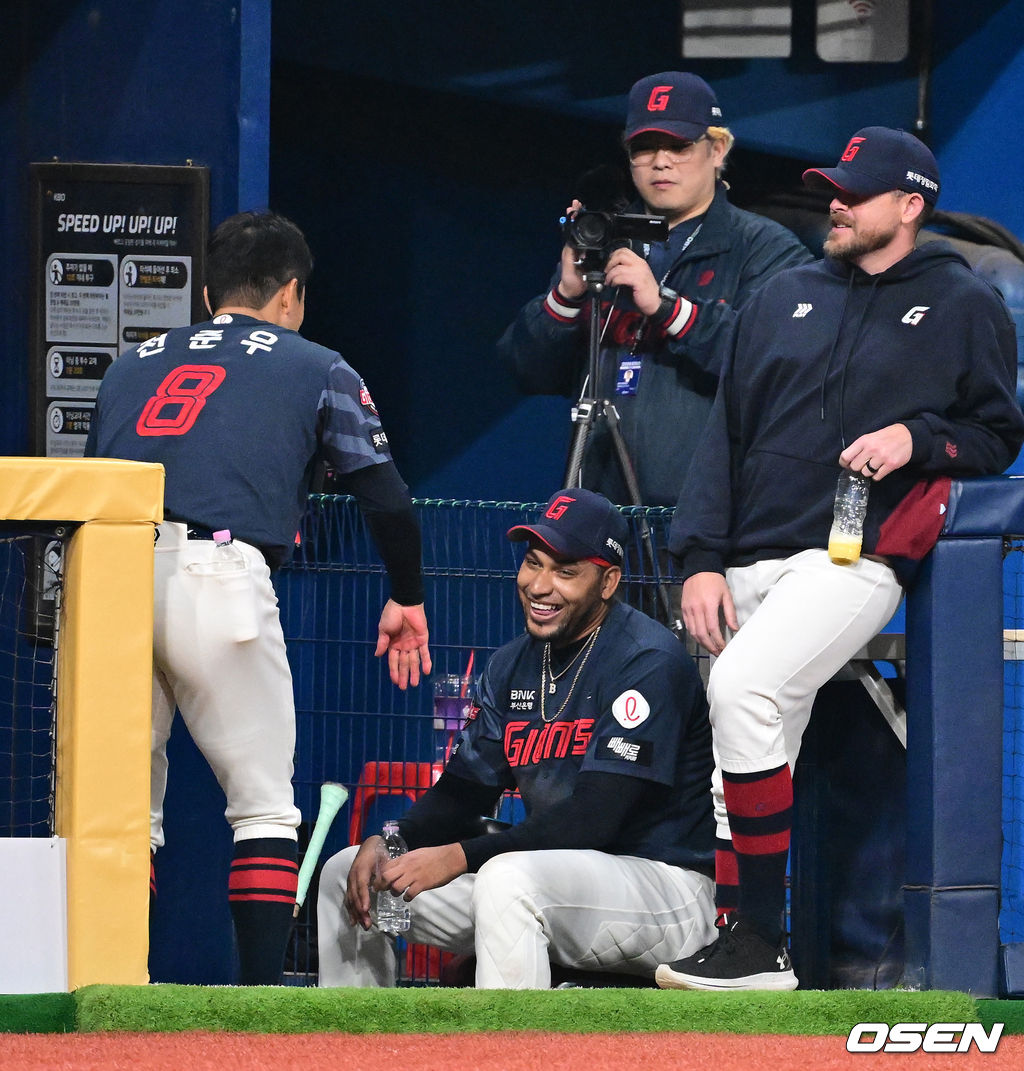 숨 몰아쉬는 레이예스의 땀을 식혀주기 위해 직접 손부채질을 해주는 캡틴 전준우.