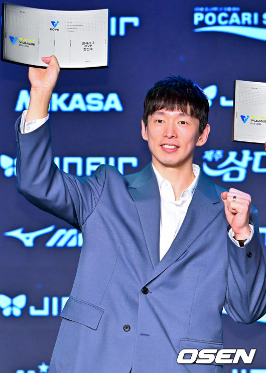 [OSEN=민경훈 기자] 13일 오후 서울 광진구 그랜드 워커힐 호텔 비스타홀에서 ‘진에어 2025-2026 V리그’ 시상식이 열렸다. 정규리그 MVP를 수상한 대한항공 한선수가 포토타임을 갖고 있다. 2026.04.12 / rumi@osen.co.kr