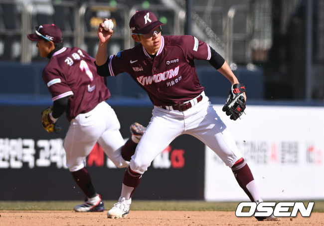 [OSEN=수원, 조은정 기자]19일 경기도 수원 KT위즈파크에서 ‘2026 신한 SOL KBO리그’ 시범경기 KT 위즈와 키움 히어로즈의 경기가 열렸다.KT는 선발 투수로 보쉴리를, 키움은 김윤하를 마운드에 올렸다.8회말 2사 1루 키움 3루수 서건창이 KT 조대현의 땅볼을 처리하고 있다. 2026.03.19 /cej@osen.co.kr