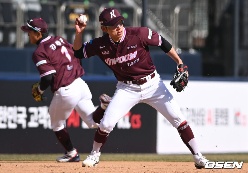 19일 경기도 수원 KT위즈파크에서 ‘2026 신한 SOL KBO리그’ 시범경기 KT 위즈와 키움 히어로즈의 경기가 열렸다.KT는 선발 투수로 보쉴리를, 키움은 김윤하를 마운드에 올렸다.8회말 2사 1루 키움 3루수 서건창이 KT 조대현의 땅볼을 처리하고 있다. 2026.03.19 /cej@osen.co.kr