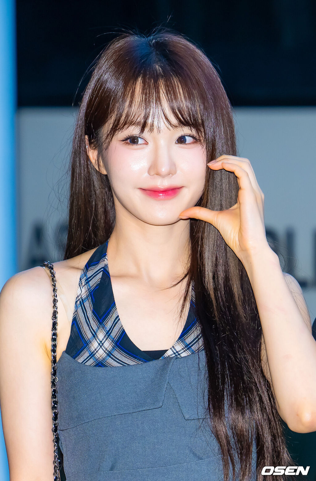 그룹 우아(WOOAH)가 30일 오전 김포국제공항을 통해 해외 일정 참석차 출국했다.이날 그룹 우아(WOOAH- 나나, 우연, 소라, 루시, 민서)는 일본 팬사인회 일정 등에 참석하기 위해 일본 도쿄로 출국했다. 우아의 나나가 출국길에 포즈를 취하고 있다. 2025.08.30 / rumi@osen.co.kr