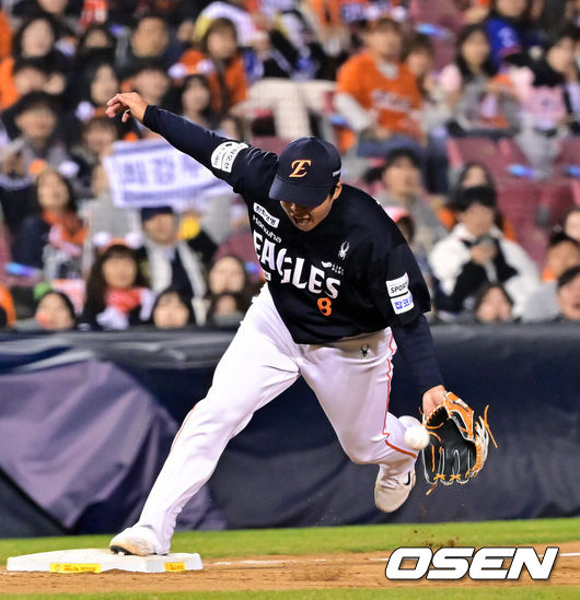 [OSEN=잠실, 박준형 기자] 3일 오후 서울 잠실구장에서 ‘2026 신한은행 SOL Bank KBO리그’ 두산 베어스와 한화 이글스의 경기가 진행됐다.이날 두산은 플렉센을, 한화는 에르난데스를 선발투수로 내세웠다.  7회말 1사 1루 두산 윤준호의 안타때 노시환 3루수가 포구하고 있다.     2026.04.02 / soul1014@osen.co.kr